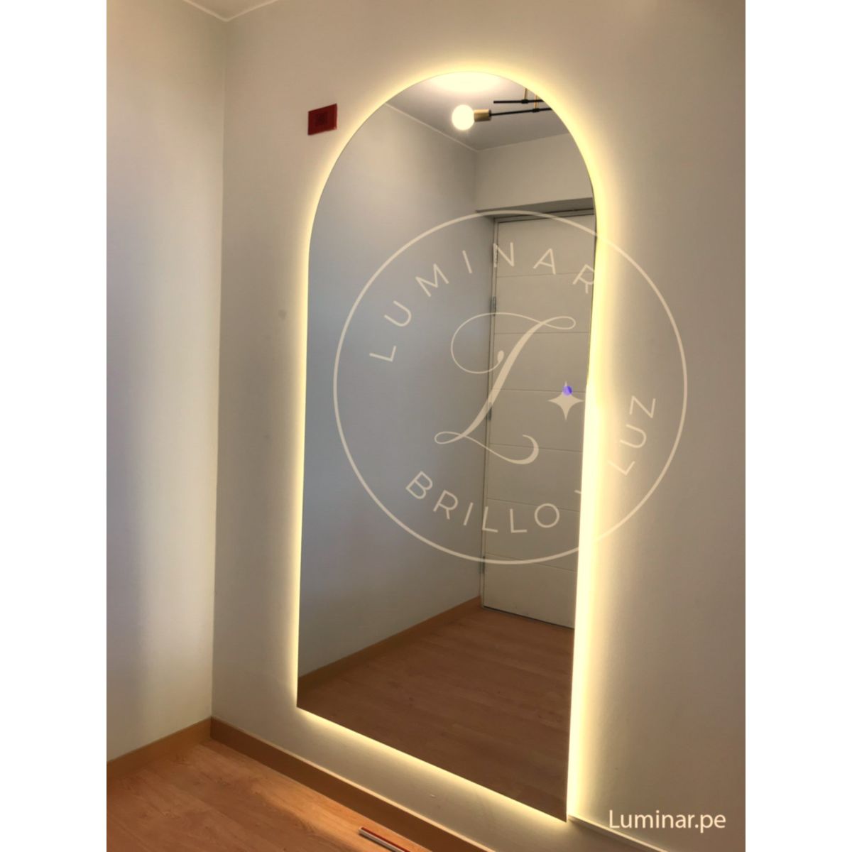LUMINAR BRILLO & LUZ - Espejo LED táctil en forma de Arco cuerpo completo