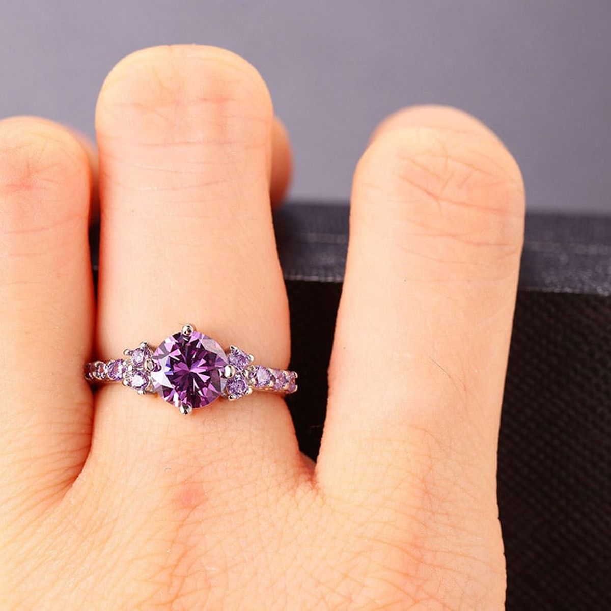 LA TIENDA 88 JOYAS Y ACCESORIOS - La Tienda 88 - Anillo De Compromiso Mujer Bañado en Oro de 18k. - Lila