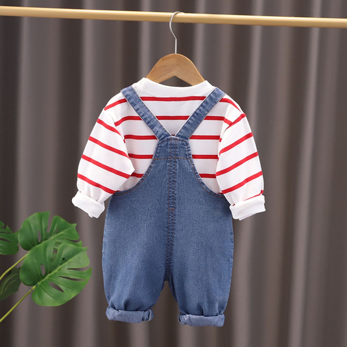 GENERICO - JUMPER DE NIÑO DE TEMATICA DE PERRITOS ROJOS DE 2 PIEZAS