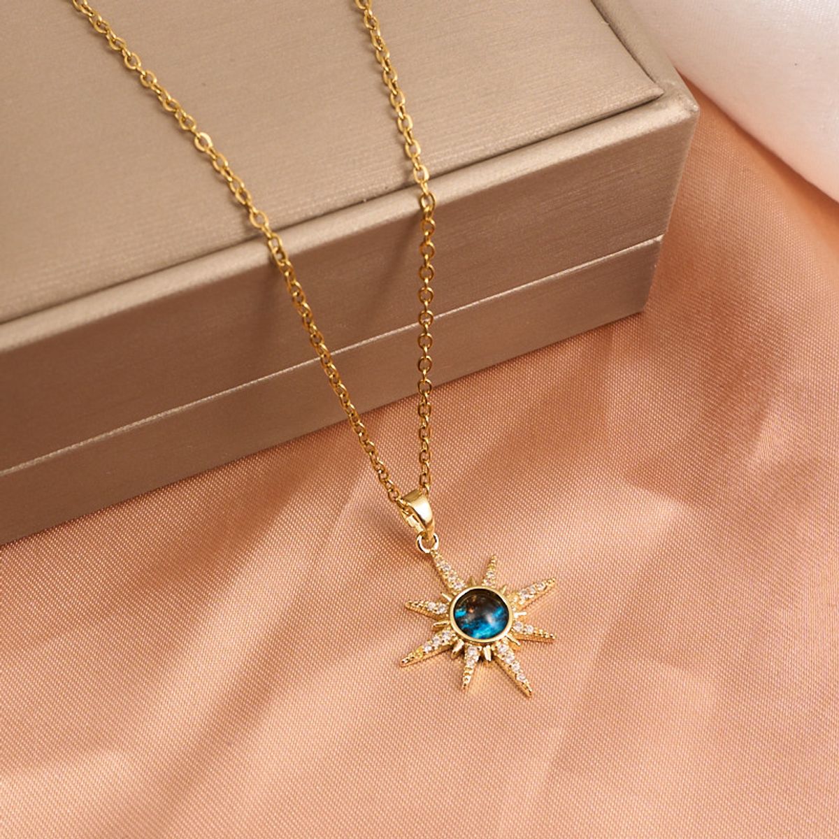 GENERICO - Collar con Dije de Estrella y Universo Elegancia en Acero Dorado