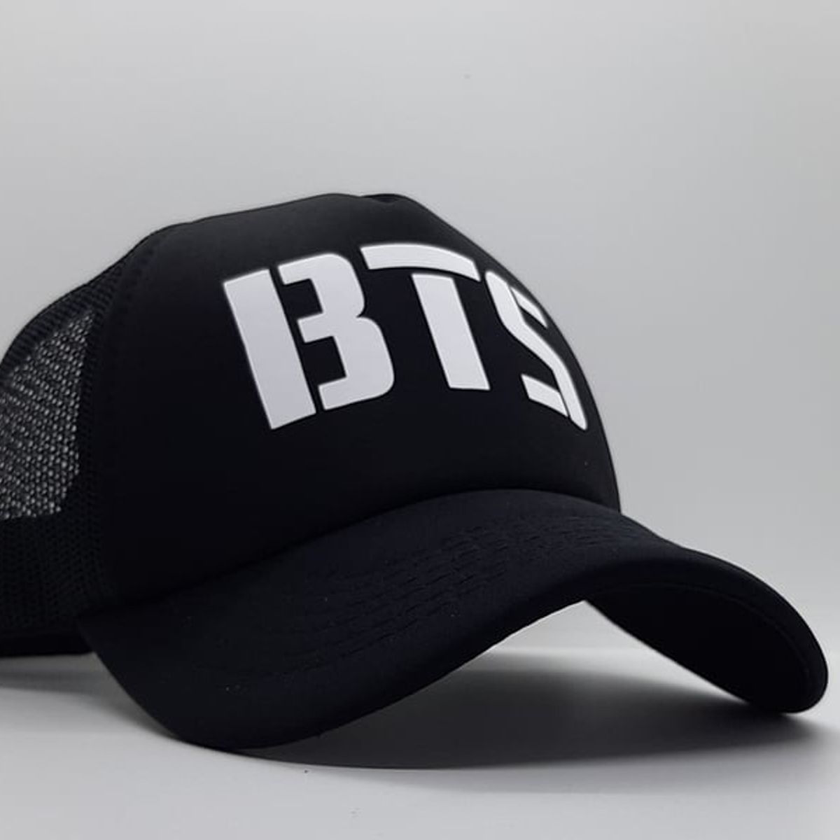 GENERICO - GORRA TRUCKER LOGO BTS