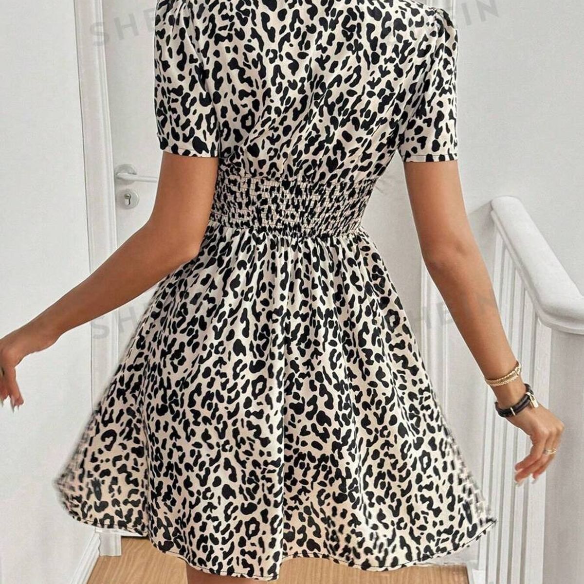 TAIS PRINCESS - Vestido casual manga corta con estampado de leopardo y cuello en V