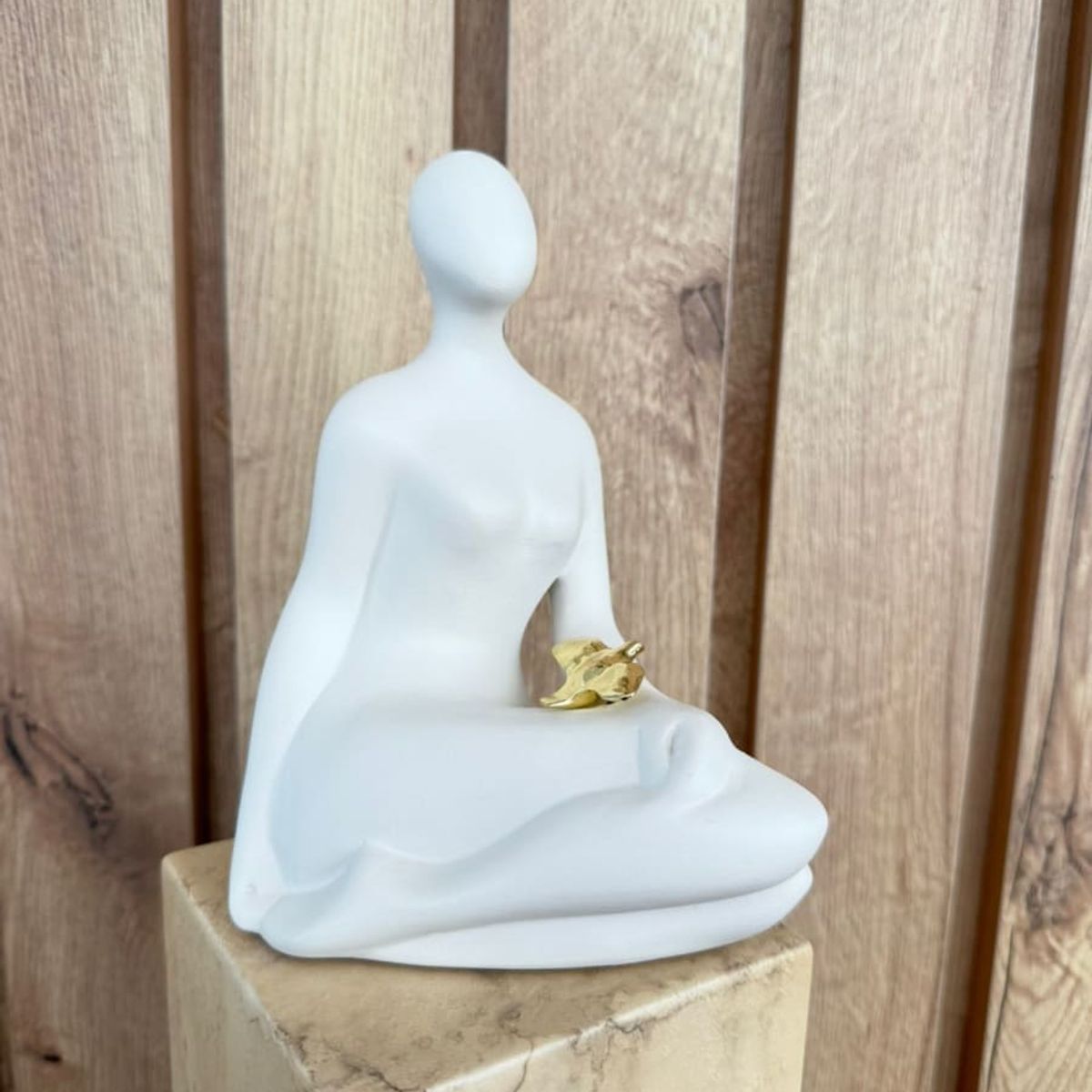 MAP DESIGN HOME - Adorno Escultura Dama 11x11x34 cm