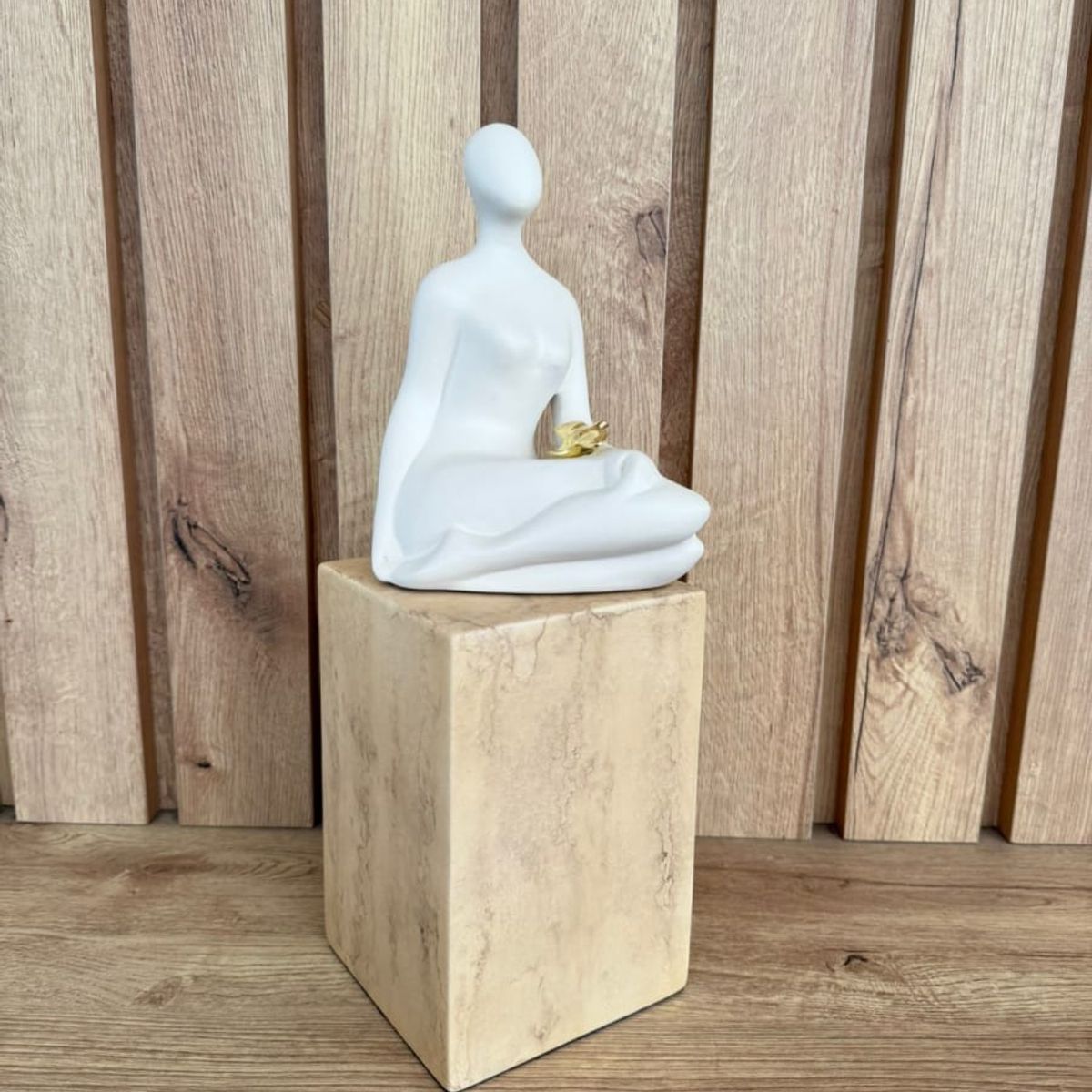 MAP DESIGN HOME - Adorno Escultura Dama 11x11x34 cm