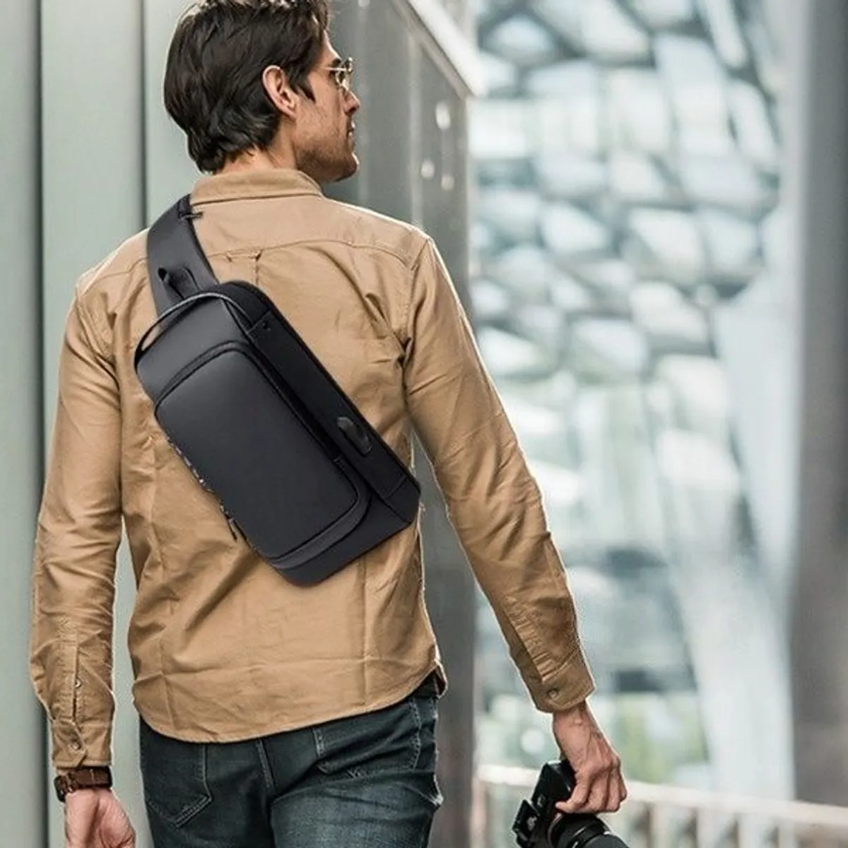 GENERICO - PECHERA MOCHILA MORRAL CRUZADO CROSSBODY ANTIRROBO USB MOKA