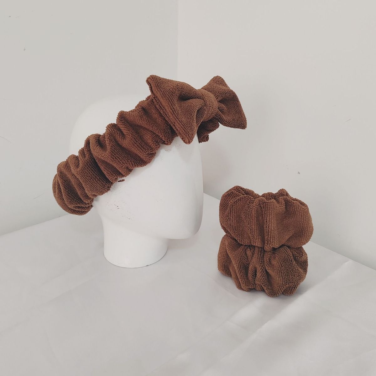 GENERICO - KIT LIMPIEZA SKINCARE VINCHA + MUÑEQUERA MICROFIBRA COCOA