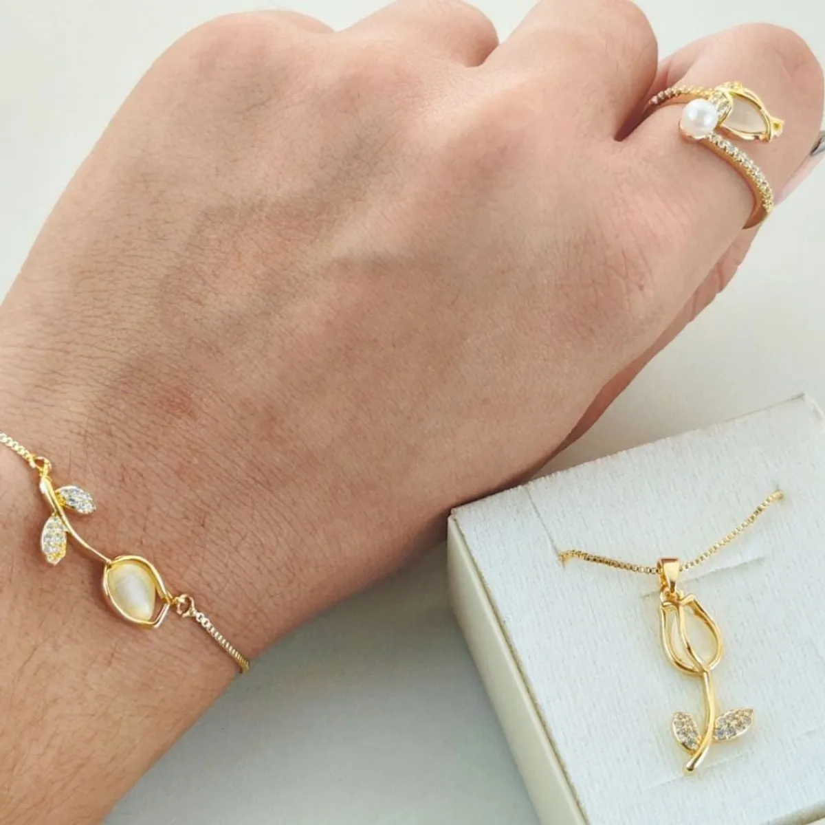 CLEO JOYAS & ACCESORIOS - Set Tulipan Blanco collar + pulsera y anillo bañados en oro