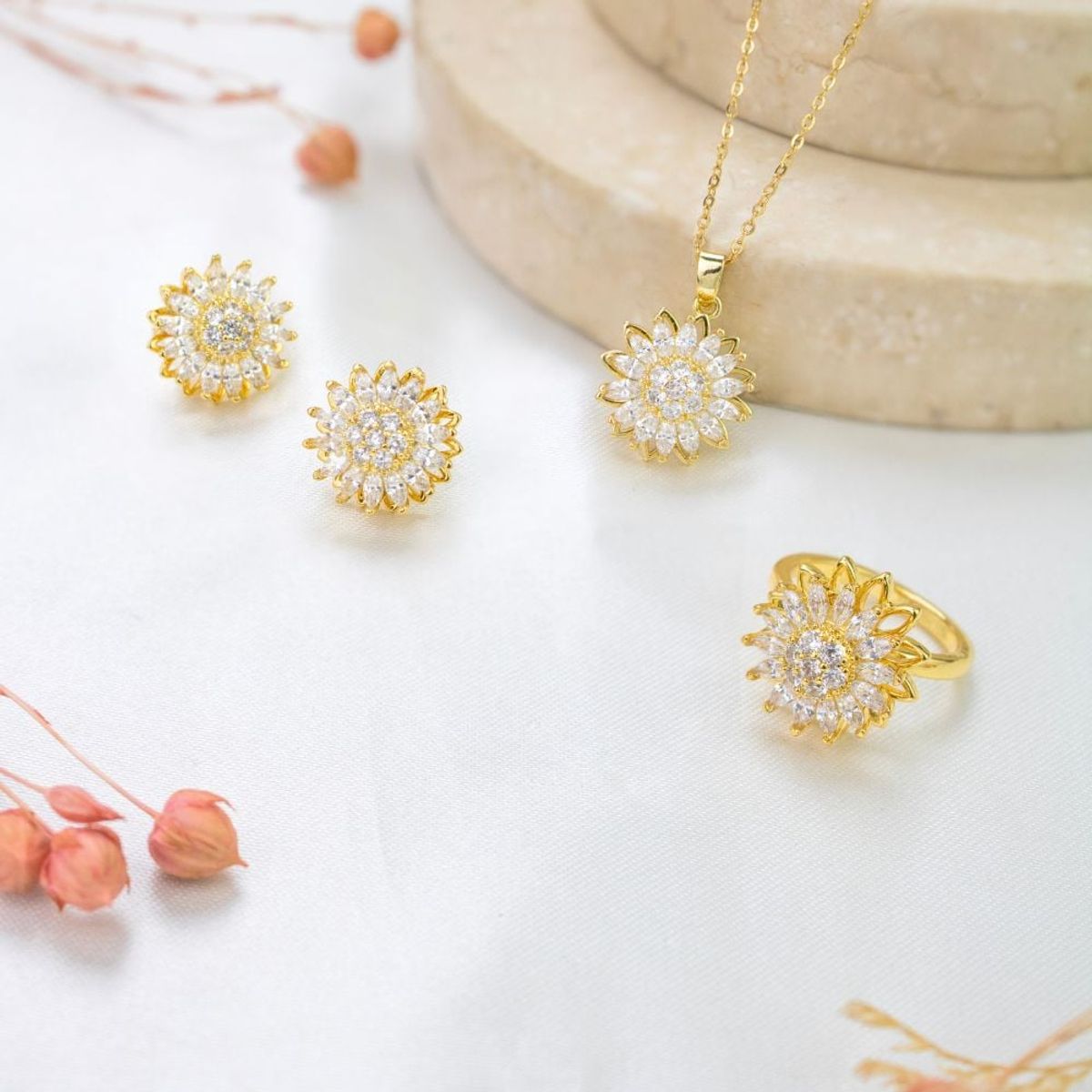 CLEO JOYAS & ACCESORIOS - Set de aretes collar y anillo Girasol Antiestres Baño de Oro