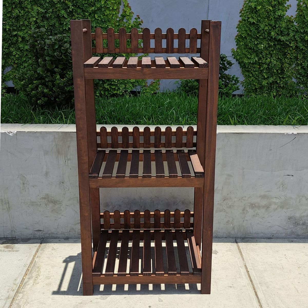 GENERICO - ESTANTE DE MADERA EN 03 NIVELES