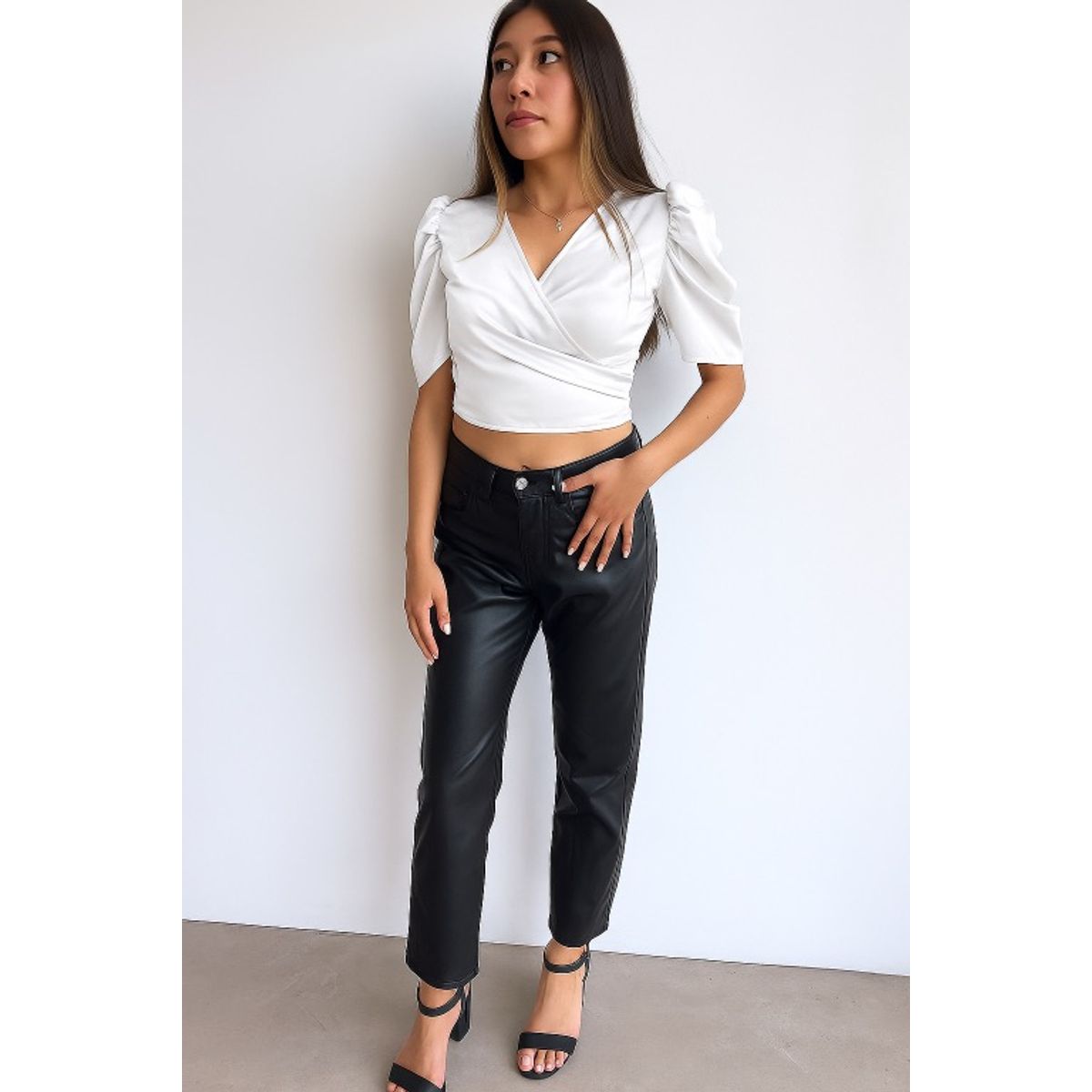 AMA OUTFITTERS - BLUSA ENVOLVENTE NEREA