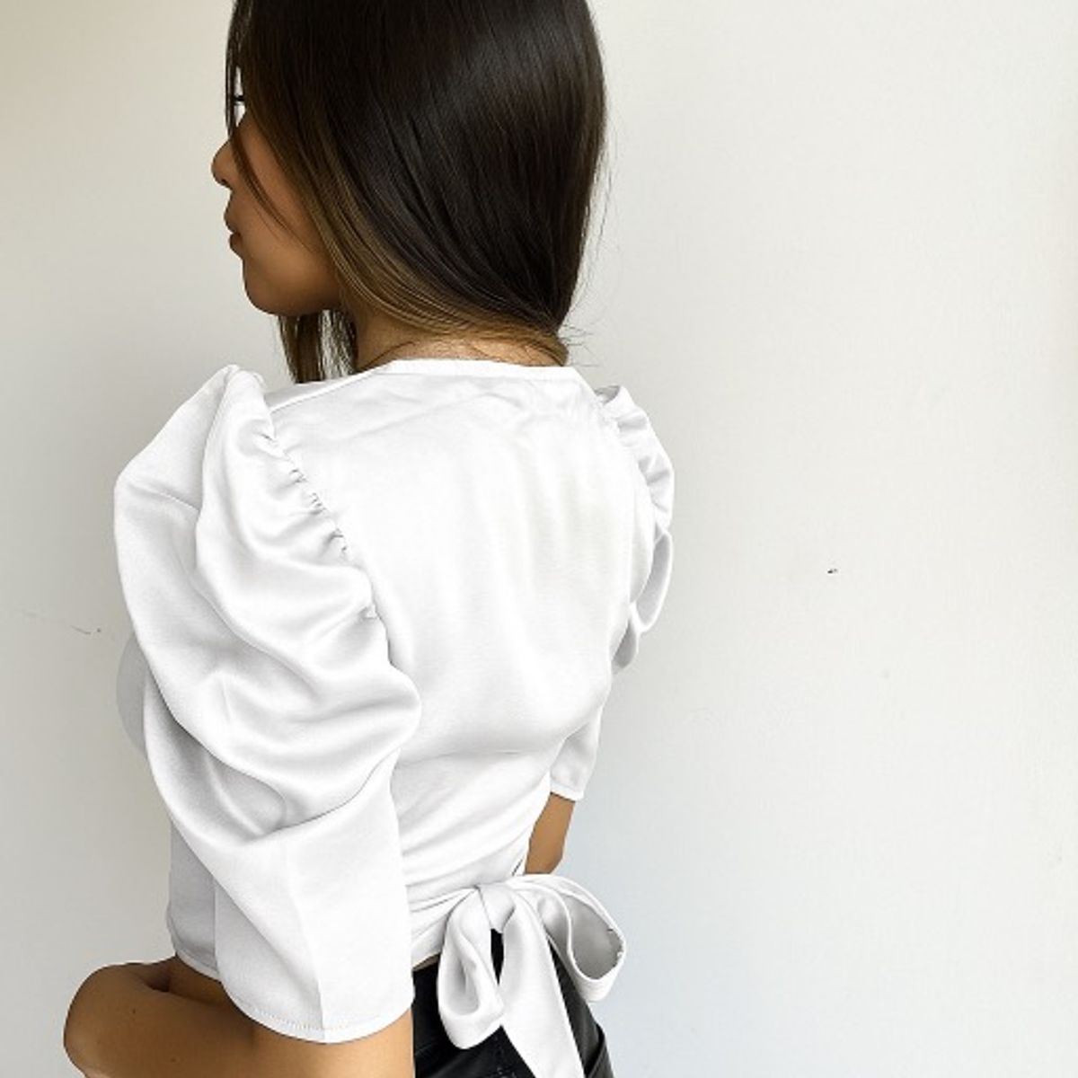 AMA OUTFITTERS - BLUSA ENVOLVENTE NEREA