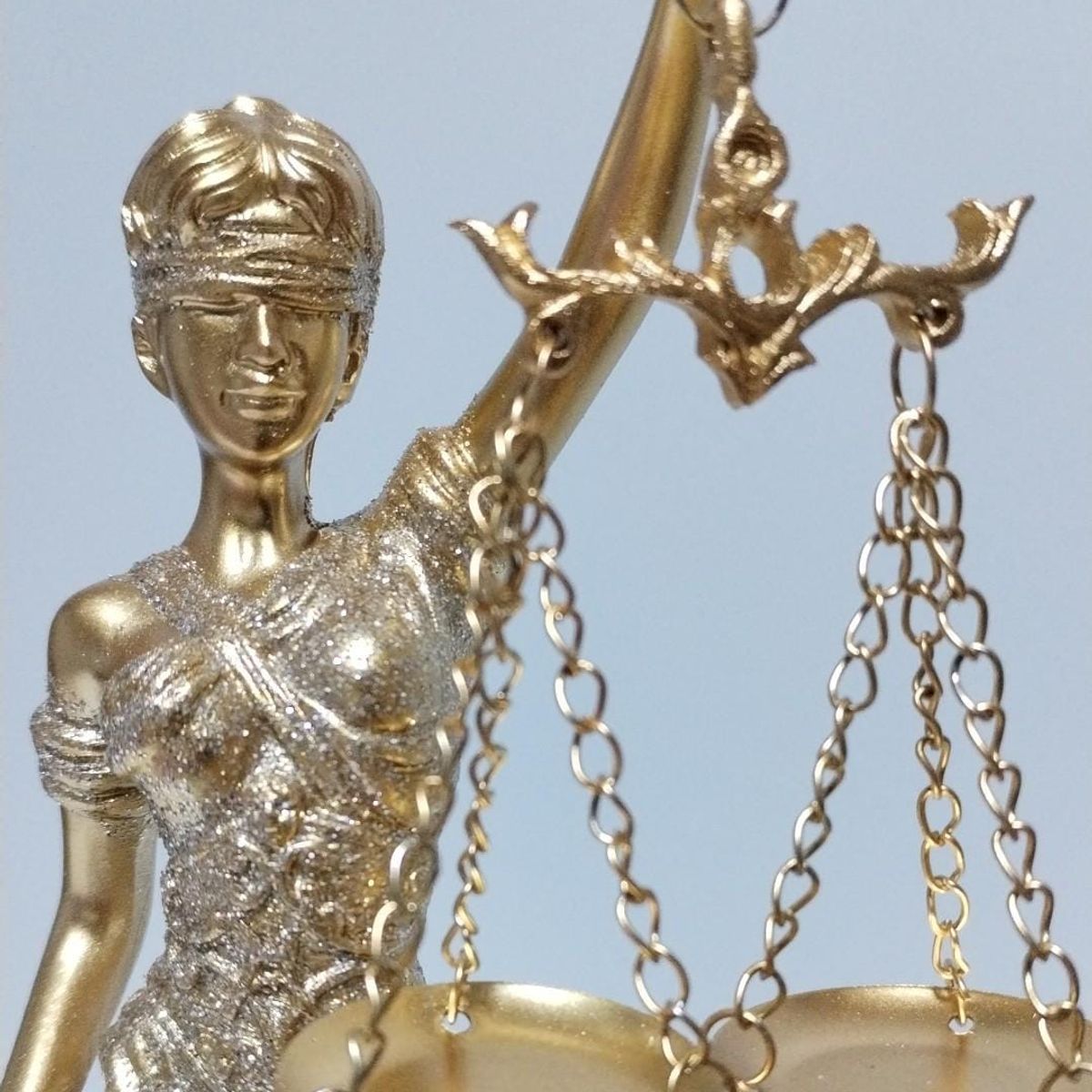 GENERICO - ESCULTURA DE DAMA DE LA JUSTICIA DORADO PARA ADORNO O REGALO