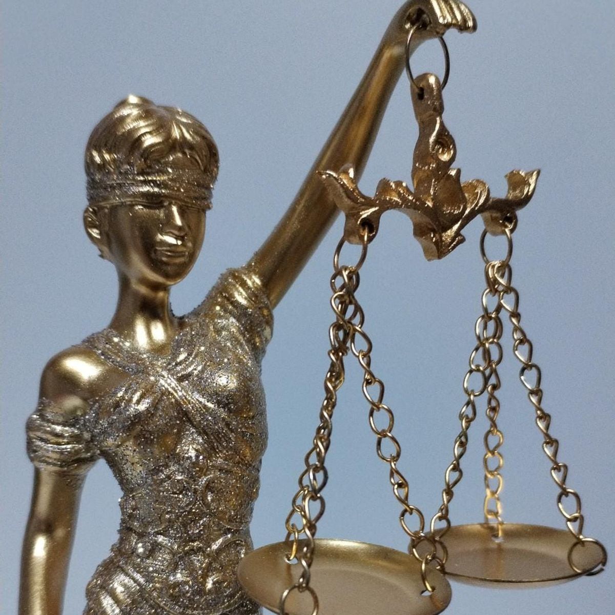 GENERICO - ESCULTURA DE DAMA DE LA JUSTICIA DORADO PARA ADORNO O REGALO