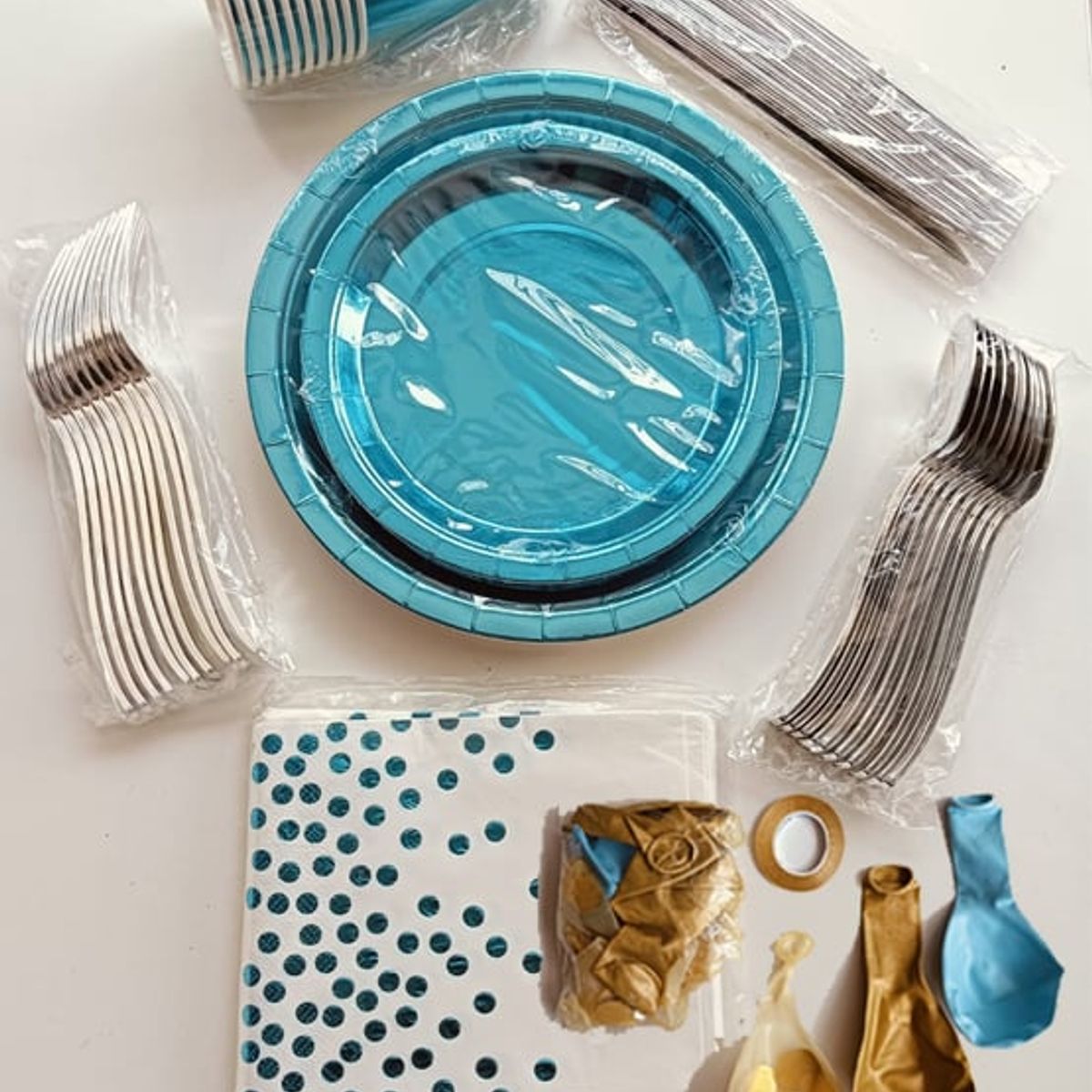 GENERICO - Fiesta Descartables 10Vasos+20Platos+20 servilletas+30cubiertos+Globos