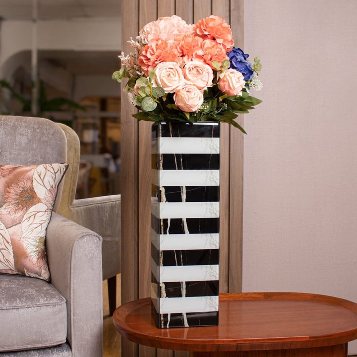PANADECOR - Florero Panadecor Vertical Blanco Con Rayas Negras De Mdf/Vidrio 50Cm