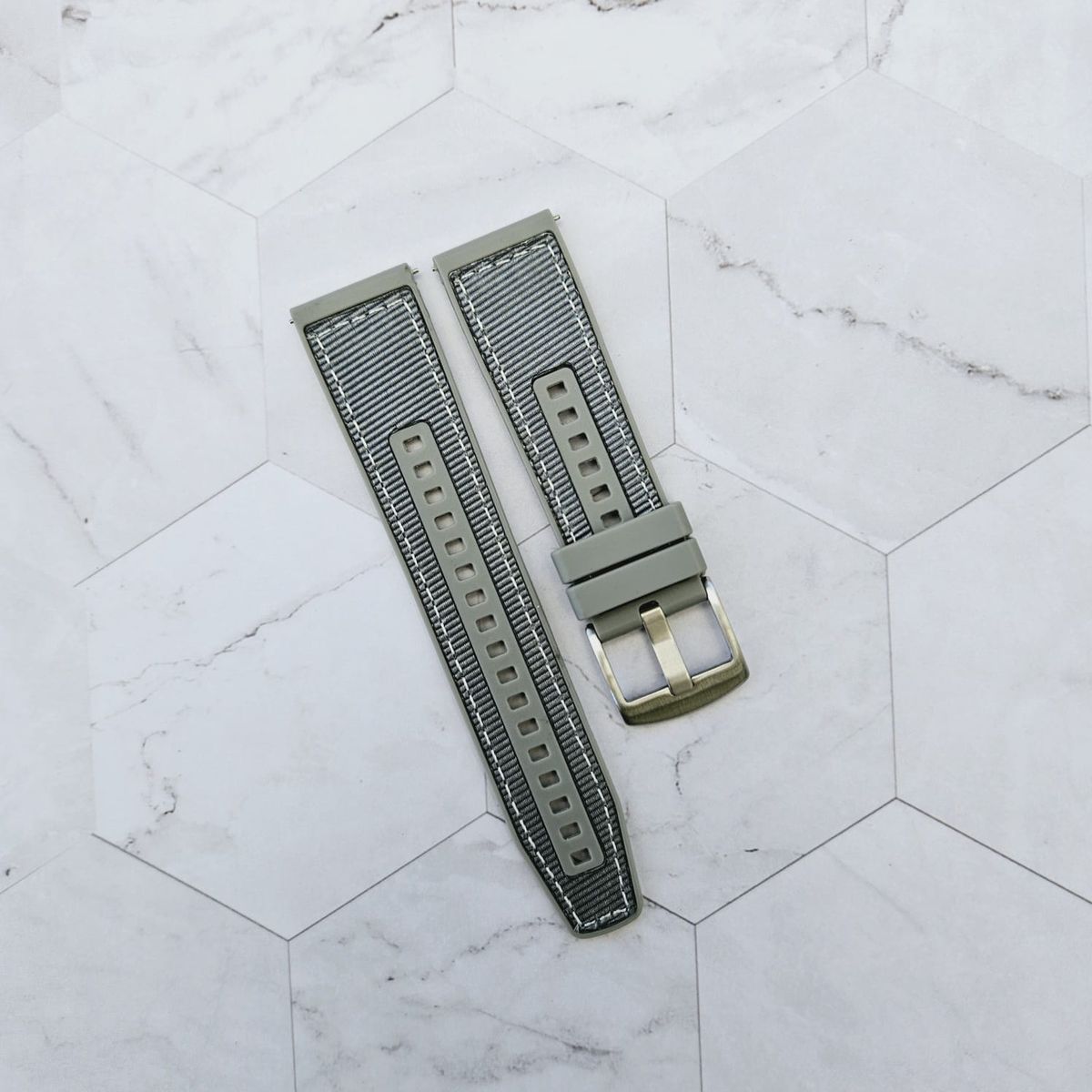 GENERICO - Correa Nylon con Silicona para Reloj - 22mm Universa - Gris