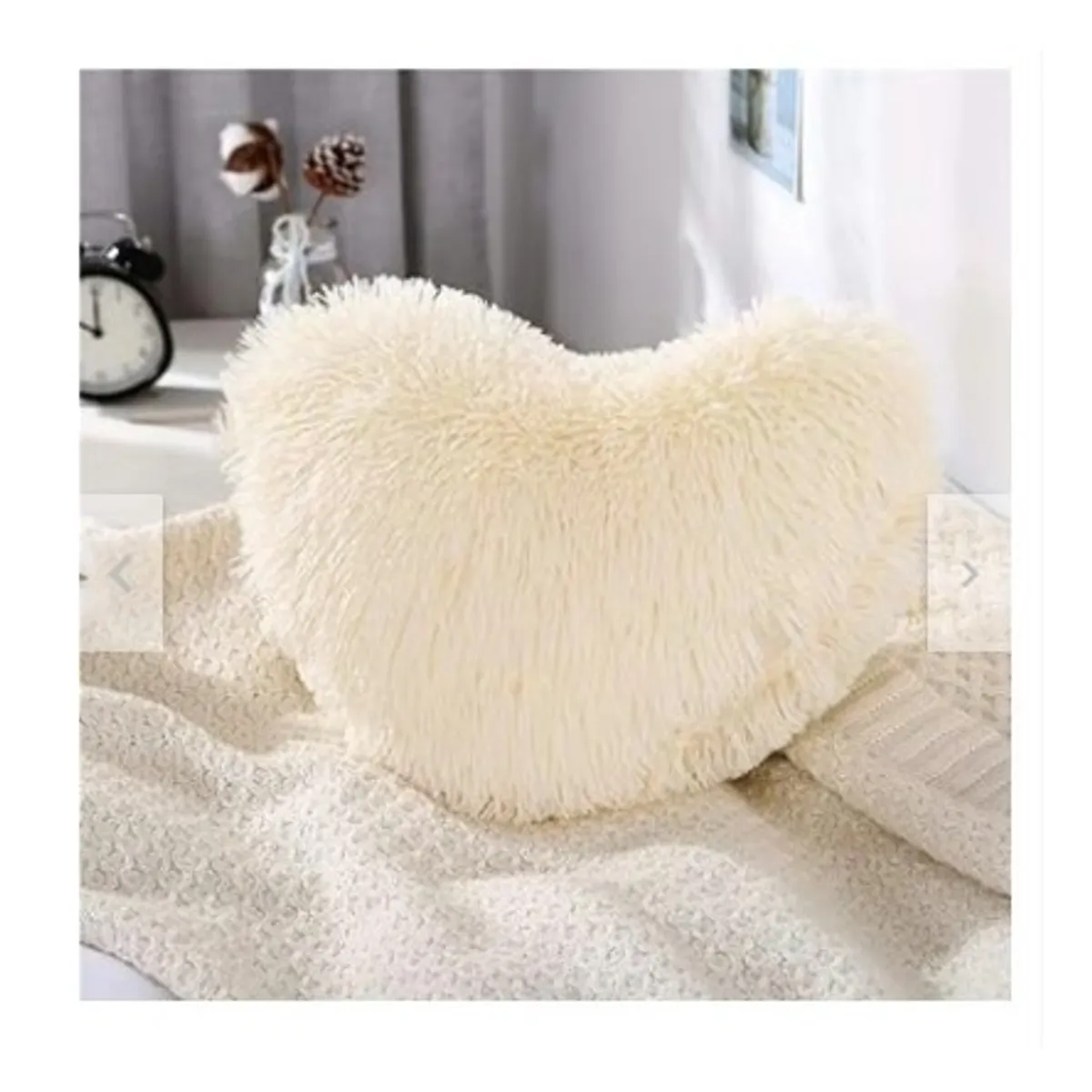 GENERICO - COJIN CORAZON PELO LARGO 35X35 perla