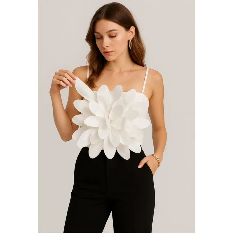 AMA OUTFITTERS - TOP TITTI CON FLOR 3D