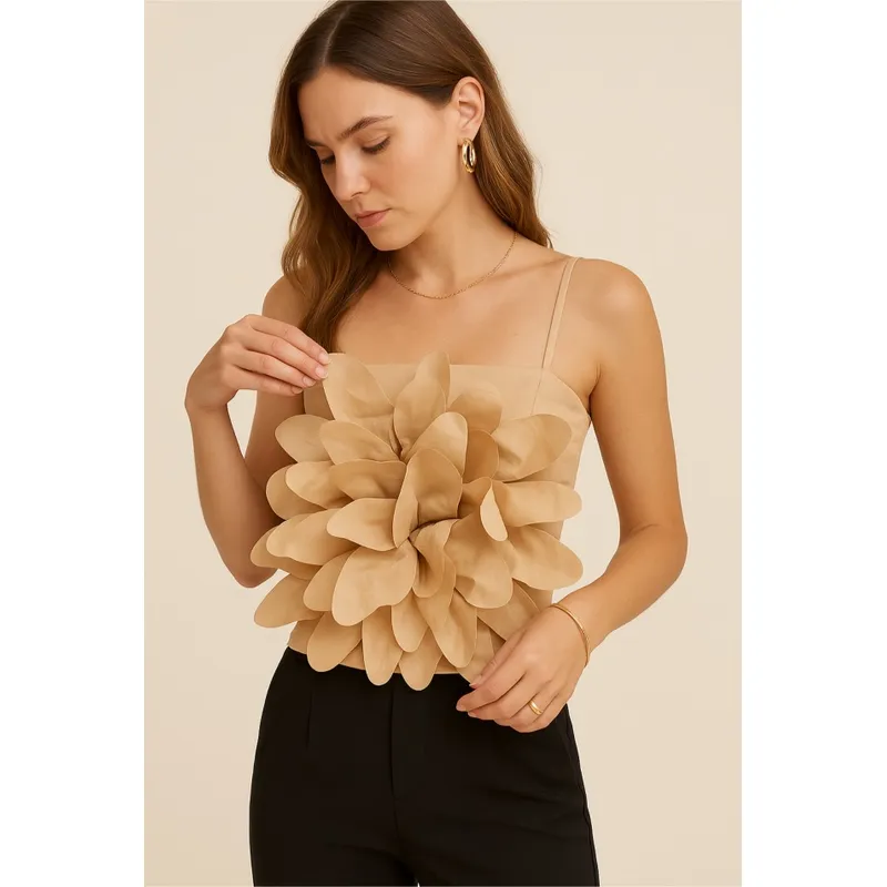 AMA OUTFITTERS - TOP TITTI CON FLOR 3D