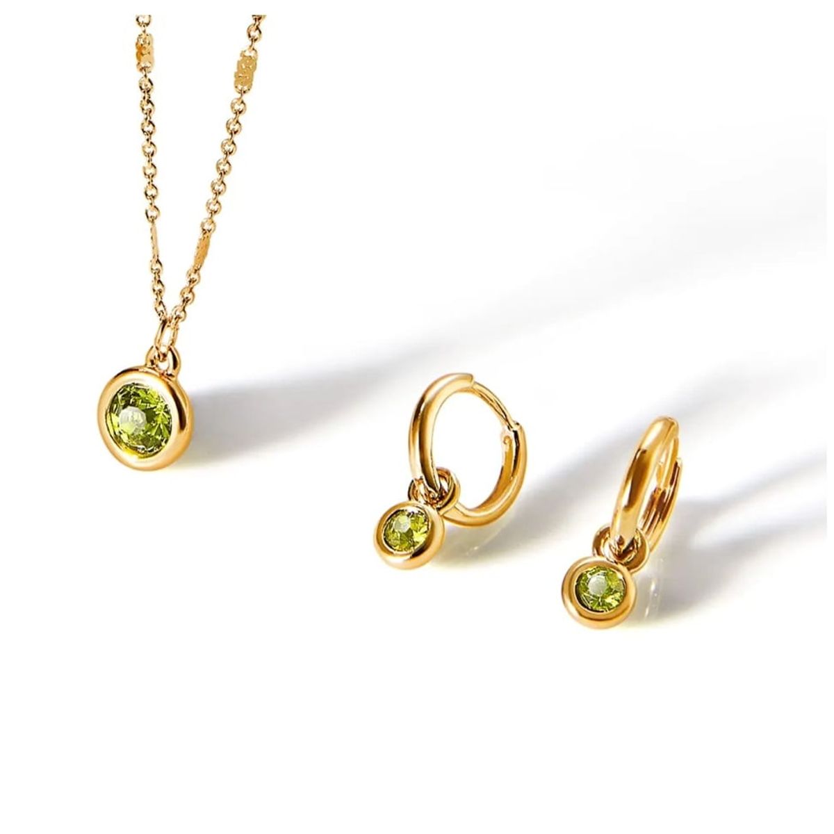 ESIKA - Set Collar + Aretes Peridoto Agosto Baño de Oro 24k y Cristales