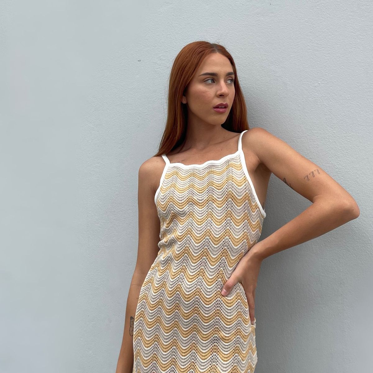 MAJA - Vestido Midi Tejido Olas Pasteles