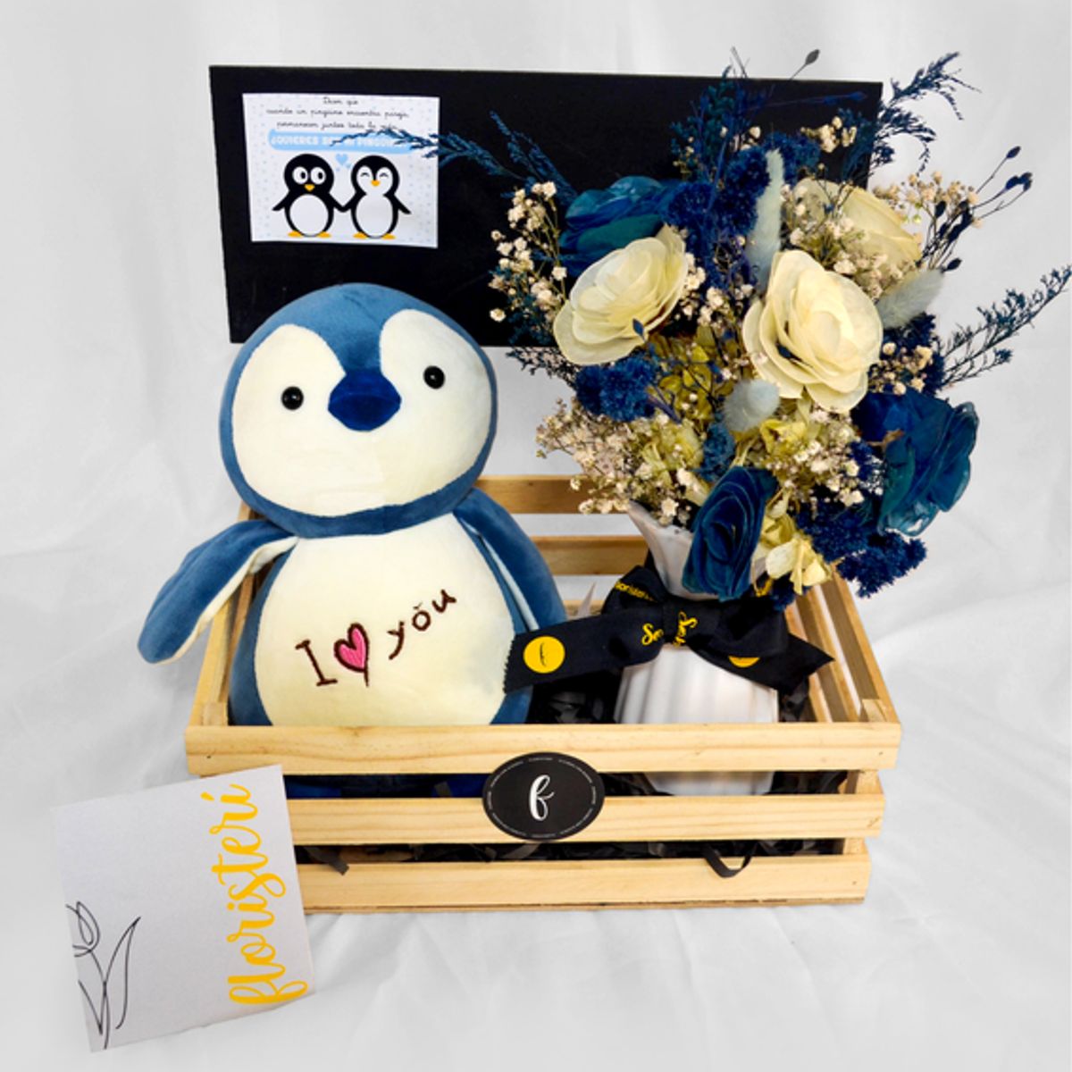FLORISTERI - Jaba de pino con peluche de Pingüino y jarrón con flores secas