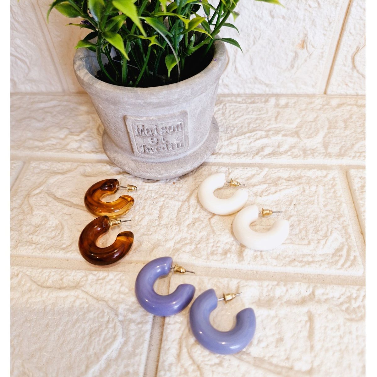 FERNANDA ROMERO JOYAS Y ACCESORIOS - Set Estuche Aretes x 3 Pares - Argollas Color Celeste-Marron-Blanco