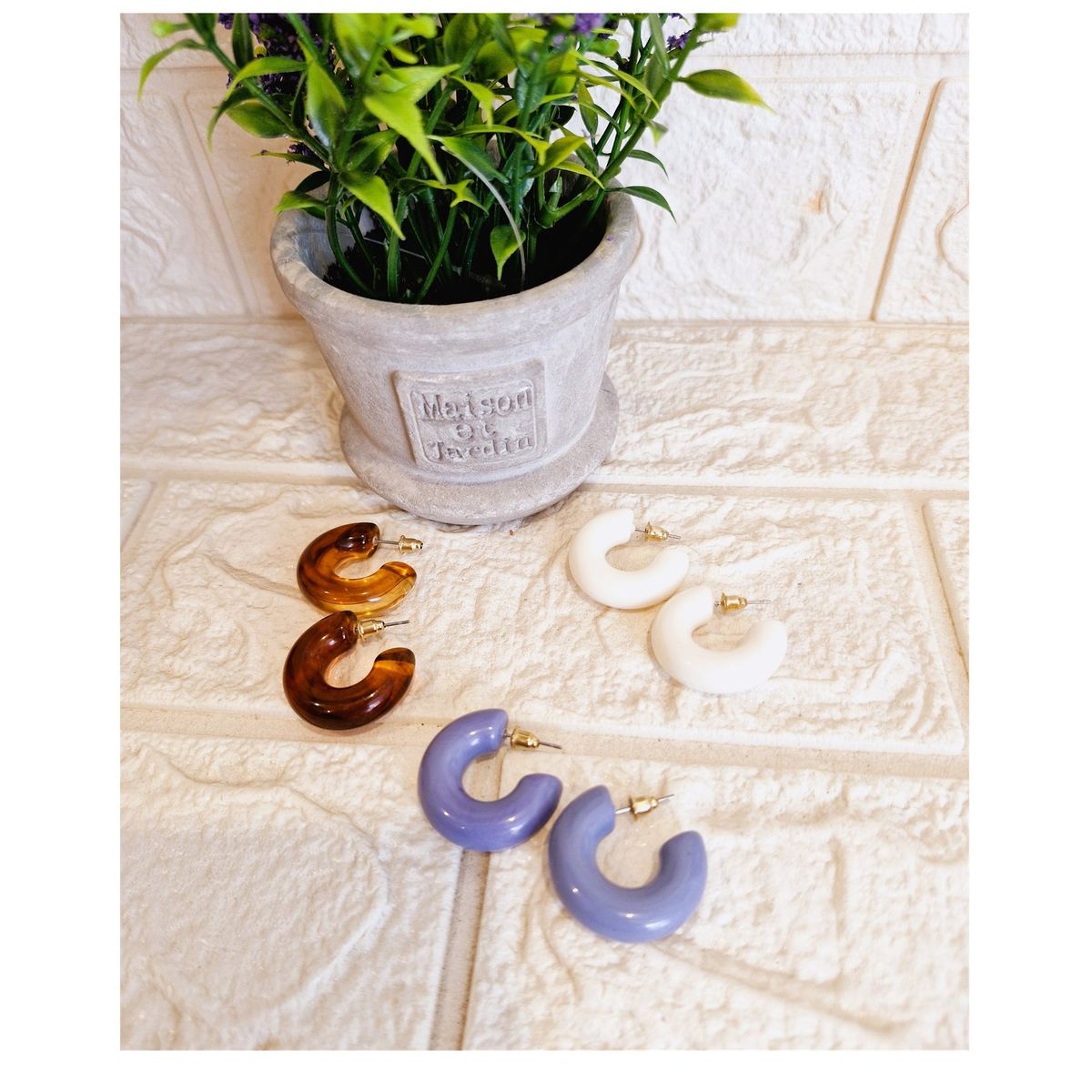 FERNANDA ROMERO JOYAS Y ACCESORIOS - Set Estuche Aretes x 3 Pares - Argollas Color Celeste-Marron-Blanco