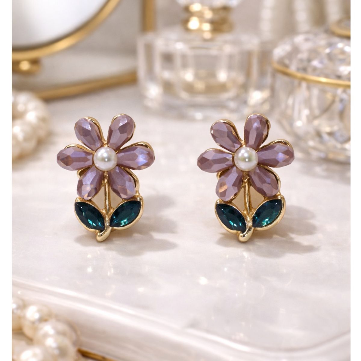 FERNANDA ROMERO JOYAS Y ACCESORIOS - Hermosos y Delicados Aretes Diseño de Flores con Cristales Pegados