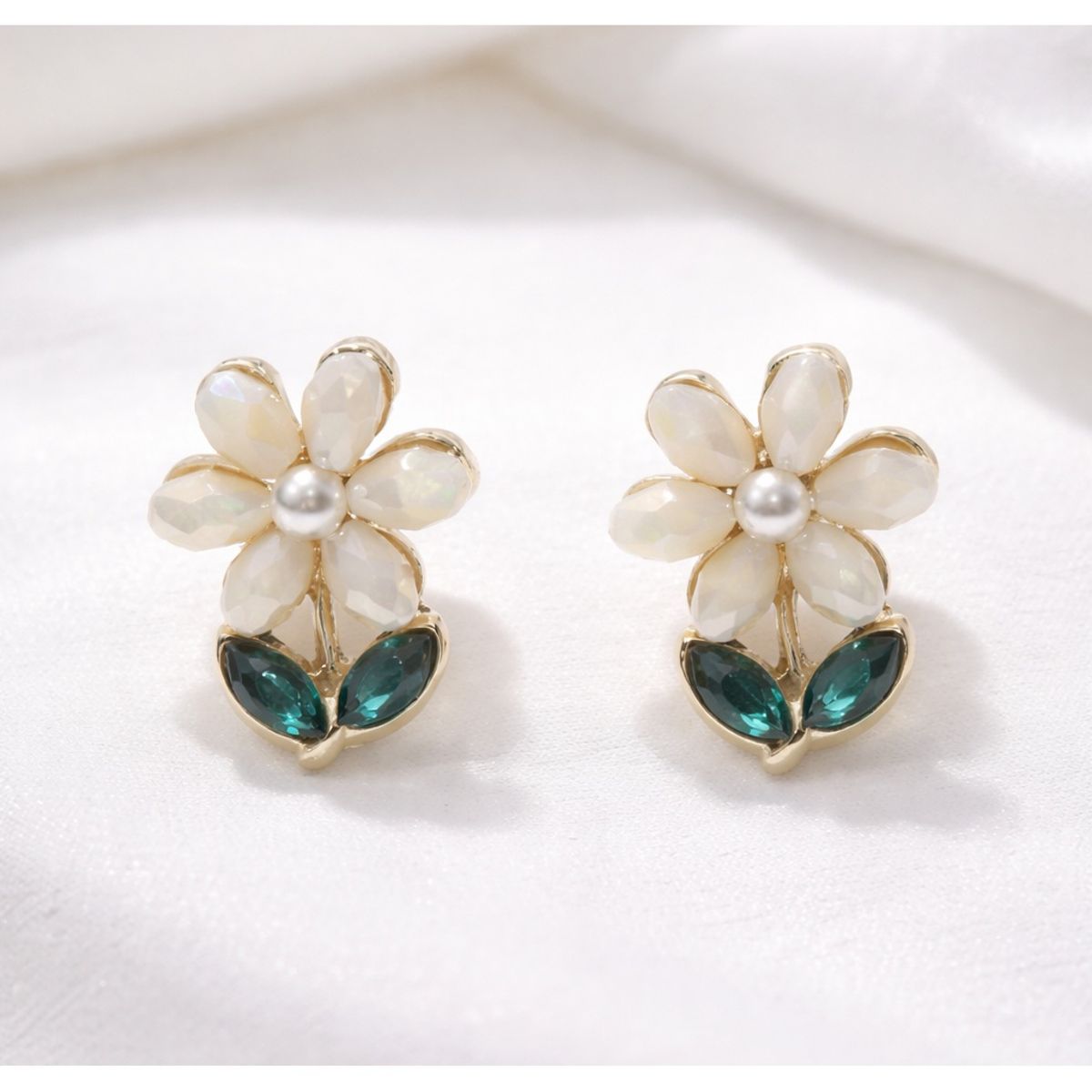 FERNANDA ROMERO JOYAS Y ACCESORIOS - Hermosos y Delicados Aretes Diseño de Flores con Cristales Pegados