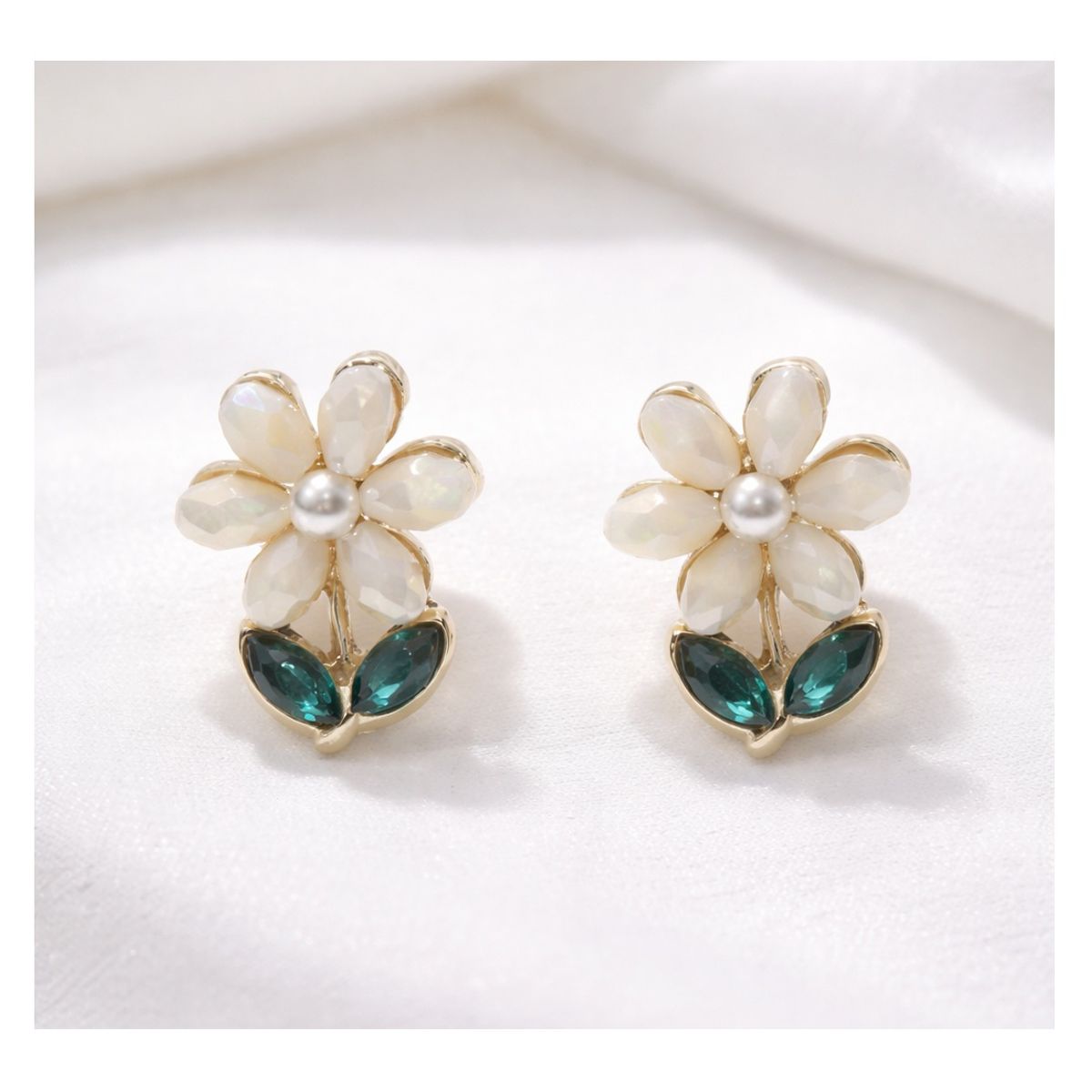 FERNANDA ROMERO JOYAS Y ACCESORIOS - Hermosos y Delicados Aretes Diseño de Flores con Cristales Pegados