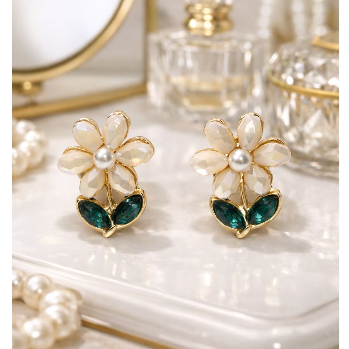 FERNANDA ROMERO JOYAS Y ACCESORIOS - Hermosos y Delicados Aretes Diseño de Flores con Cristales Pegados