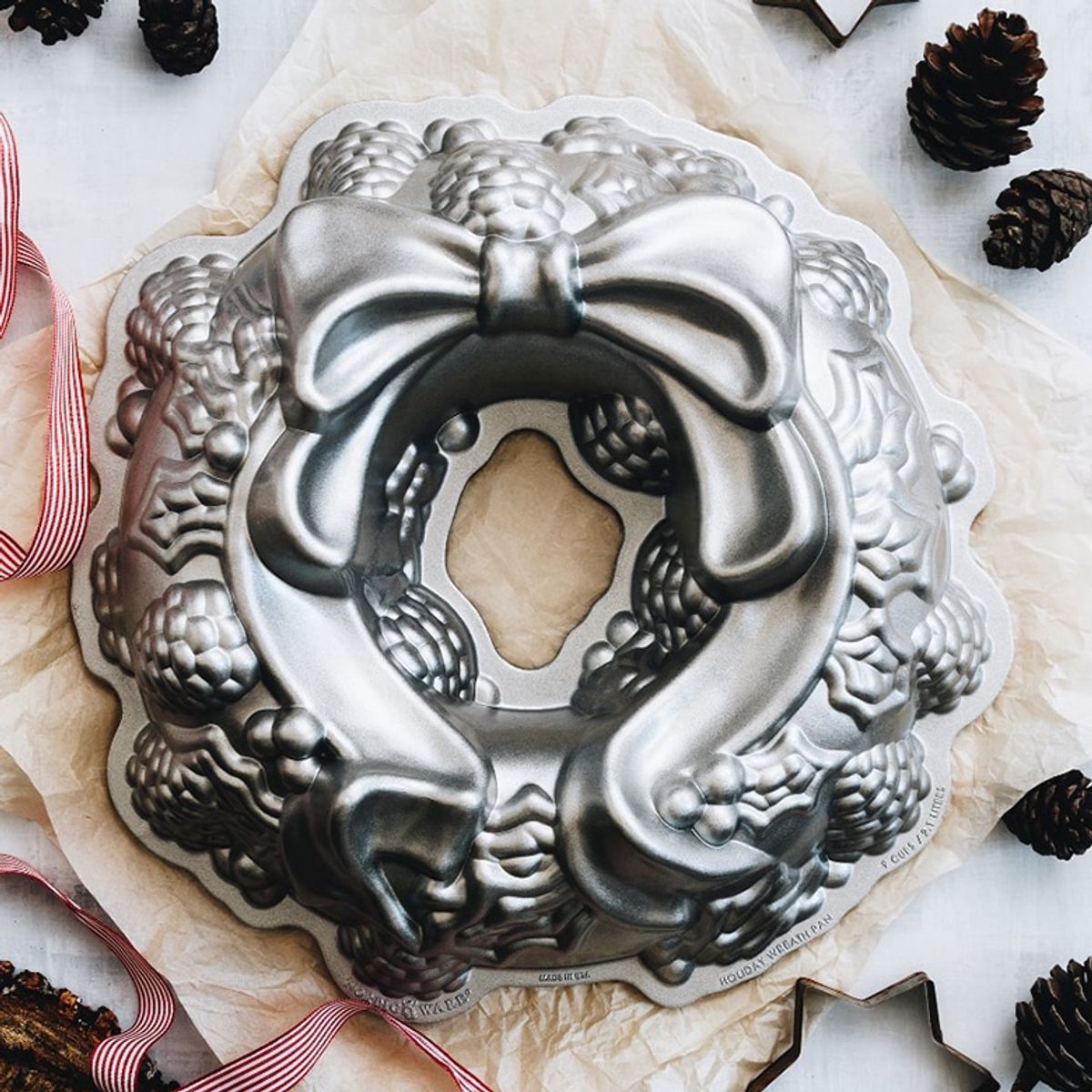 NORDIC WARE - Molde Bundt Corona Navideña