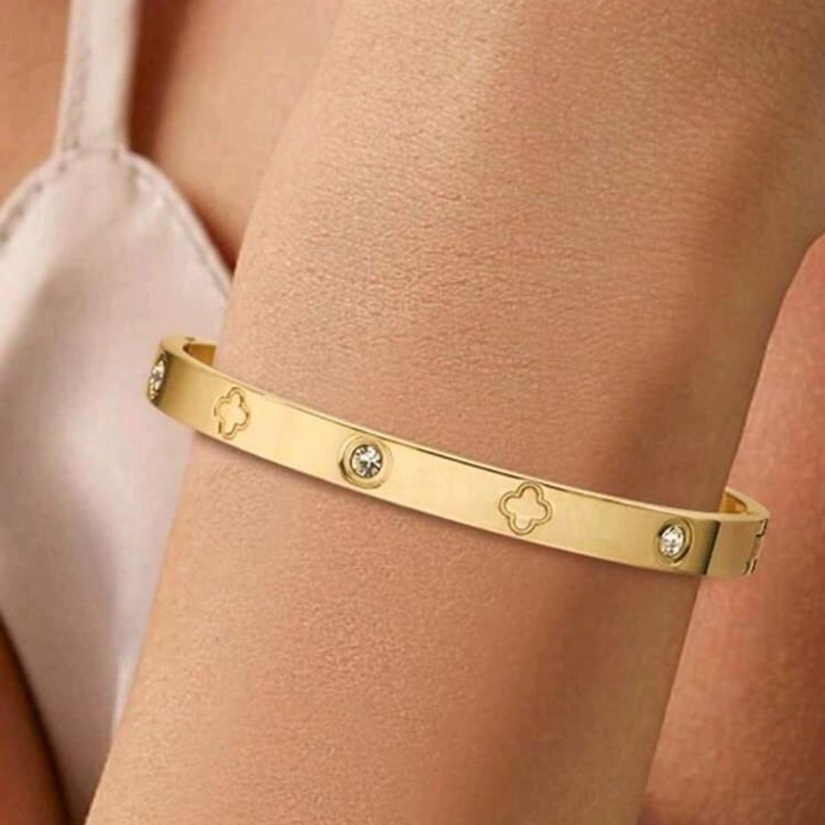 GENERICO - PULSERA DE ACERO INOXIDABLE TREBOL TALLADO