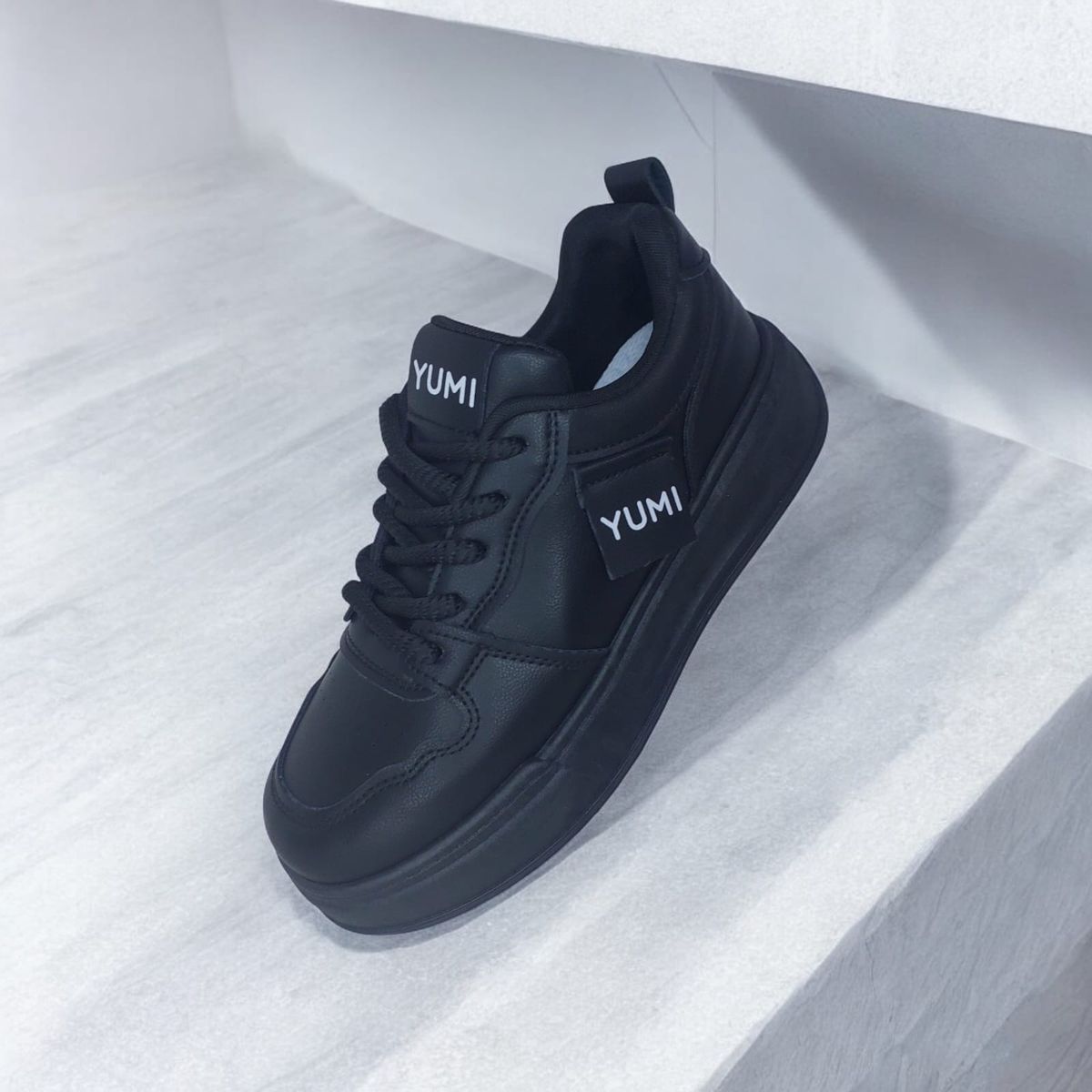 GENERICO - ZAPATILLA DE MUJER YUMI COLOR NEGRO- AT1029