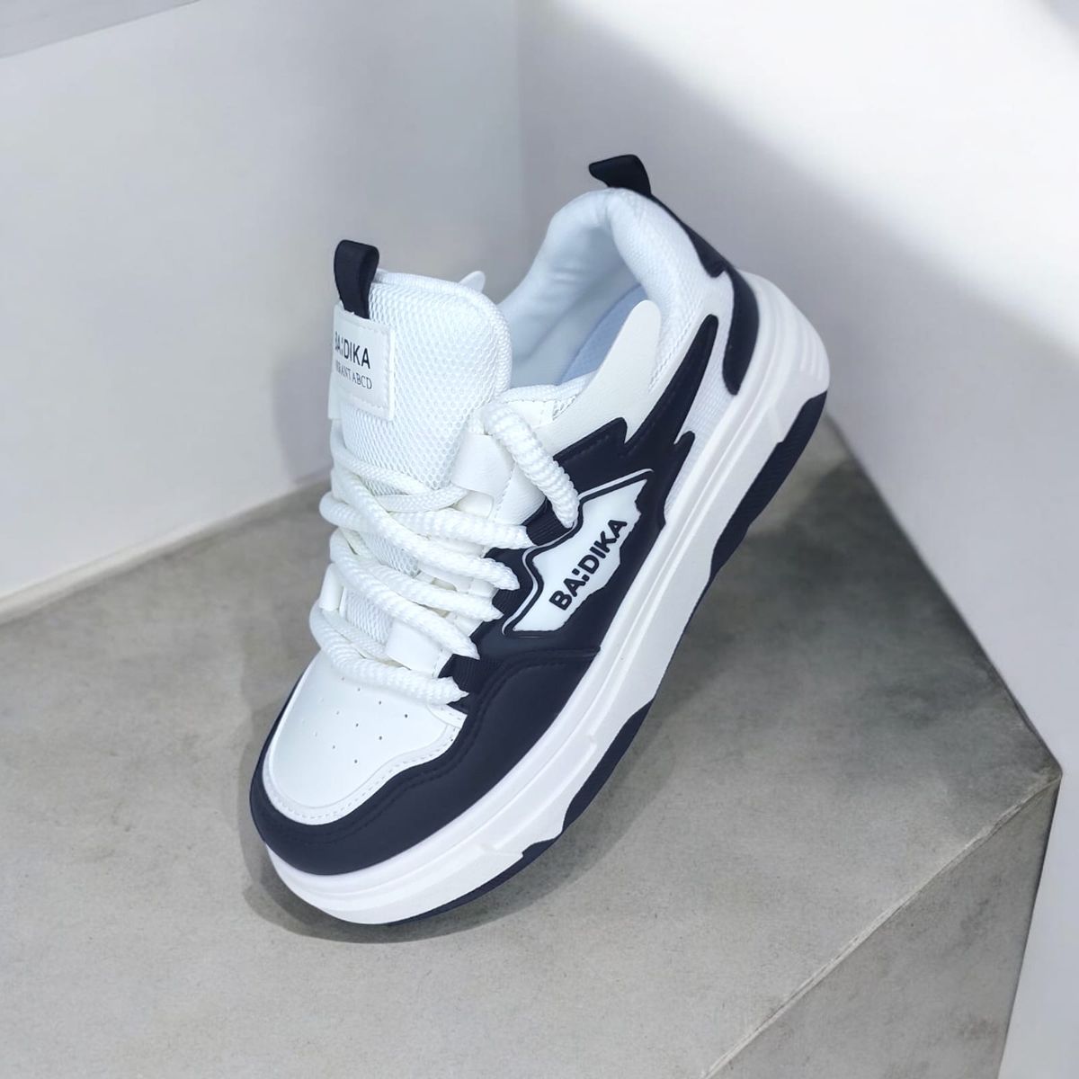 GENERICO - ZAPATILLA DE MUJER BADIKA BLANCO/NEGRO - 2131