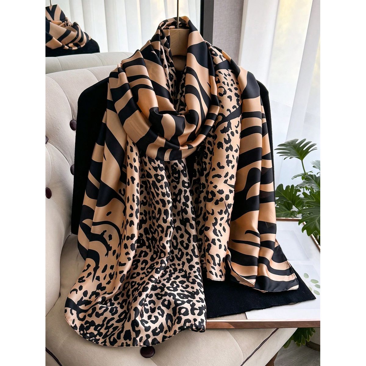 KAST PE - Bufanda Pashmina Savanna Beige y Negro con estampado Animal Print