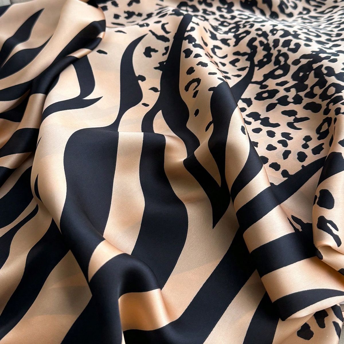 KAST PE - Bufanda Pashmina Savanna Beige y Negro con estampado Animal Print