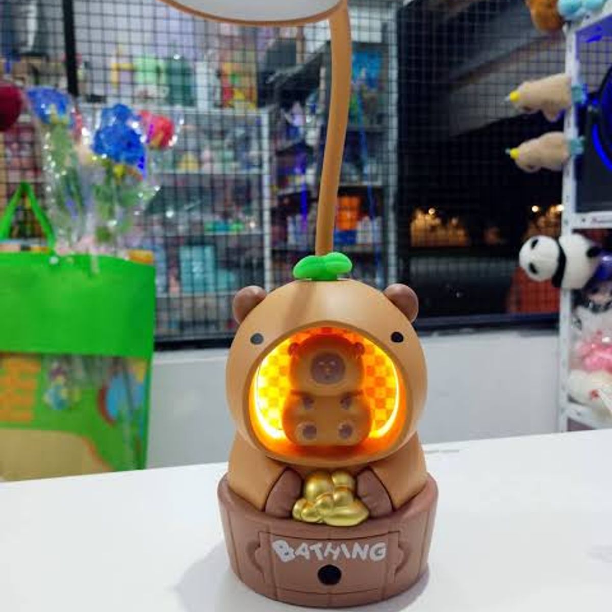 MORITA BAG STORE - MINI LAMPARA CAPIBARA CON TAJADOR ESCRITORIO