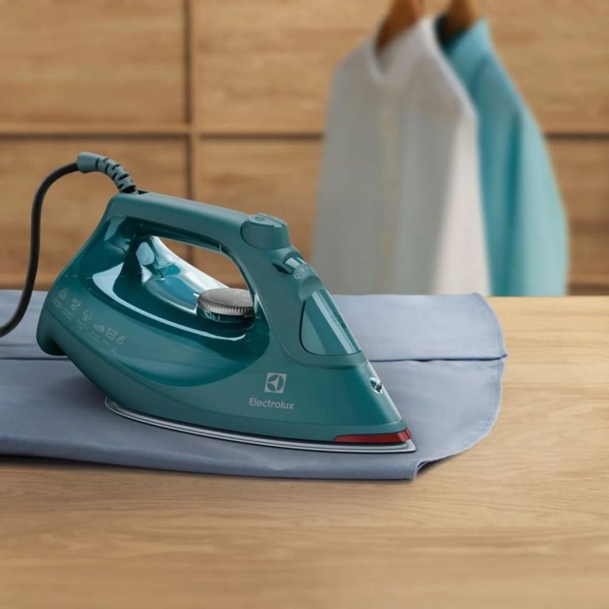 ELECTROLUX - Plancha de Ropa a Vapor y Seco Electrolux Experience ESI80