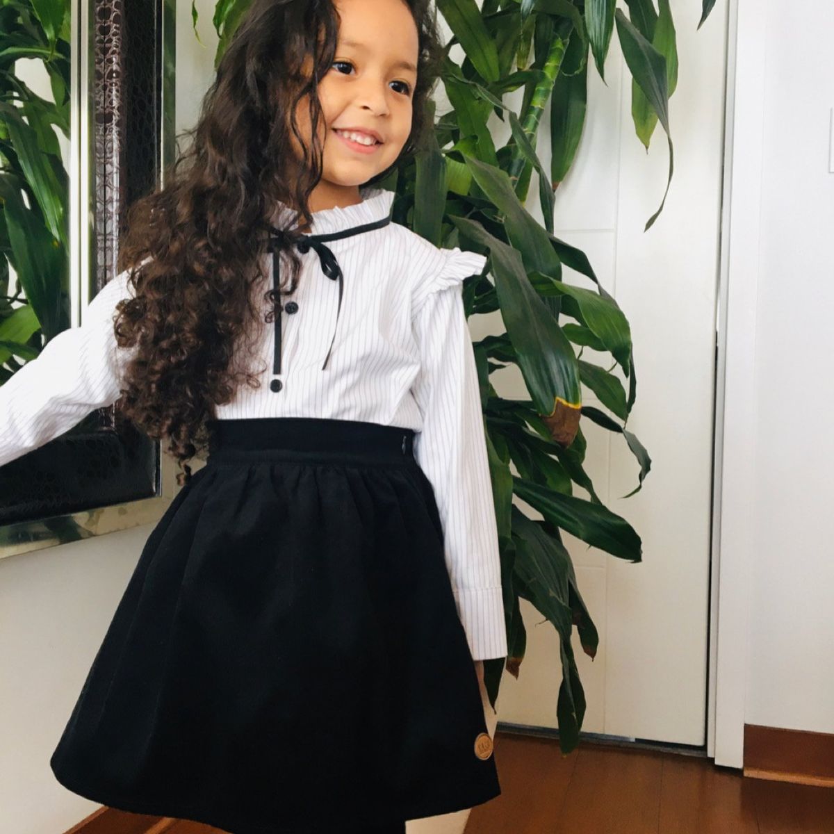 VALU MODA INFANTIL - Conjunto Eclipse Falda Negra y Blusa Blanca