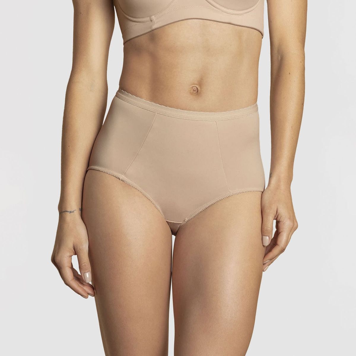 LEONISA - Truza clásica de control suave con excelente modelación