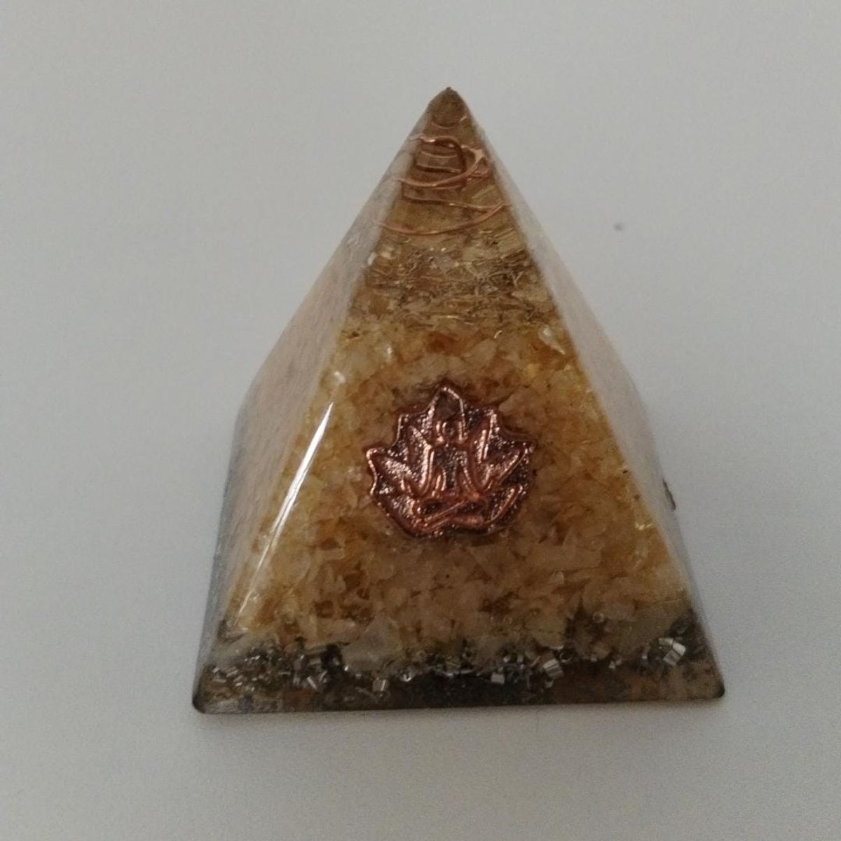 GENERICO - PIRAMIDE ORGONITA MEDIANO DE CITRINO FORTUNAFUERZASOLARCREATIVIDAD