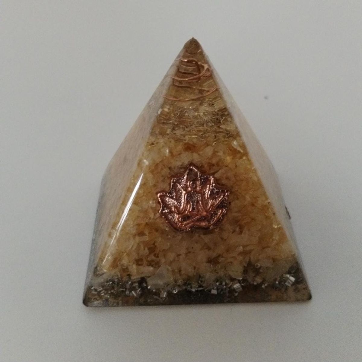 GENERICO - PIRAMIDE ORGONITA MEDIANO DE CITRINO FORTUNAFUERZASOLARCREATIVIDAD