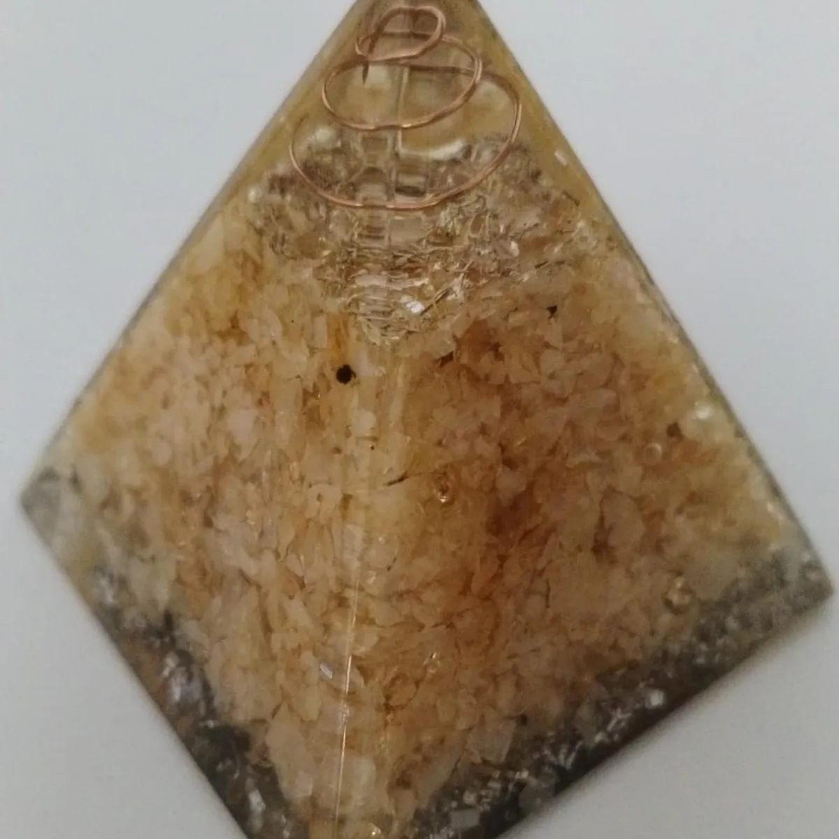 GENERICO - PIRAMIDE ORGONITA MEDIANO DE CITRINO FORTUNAFUERZASOLARCREATIVIDAD