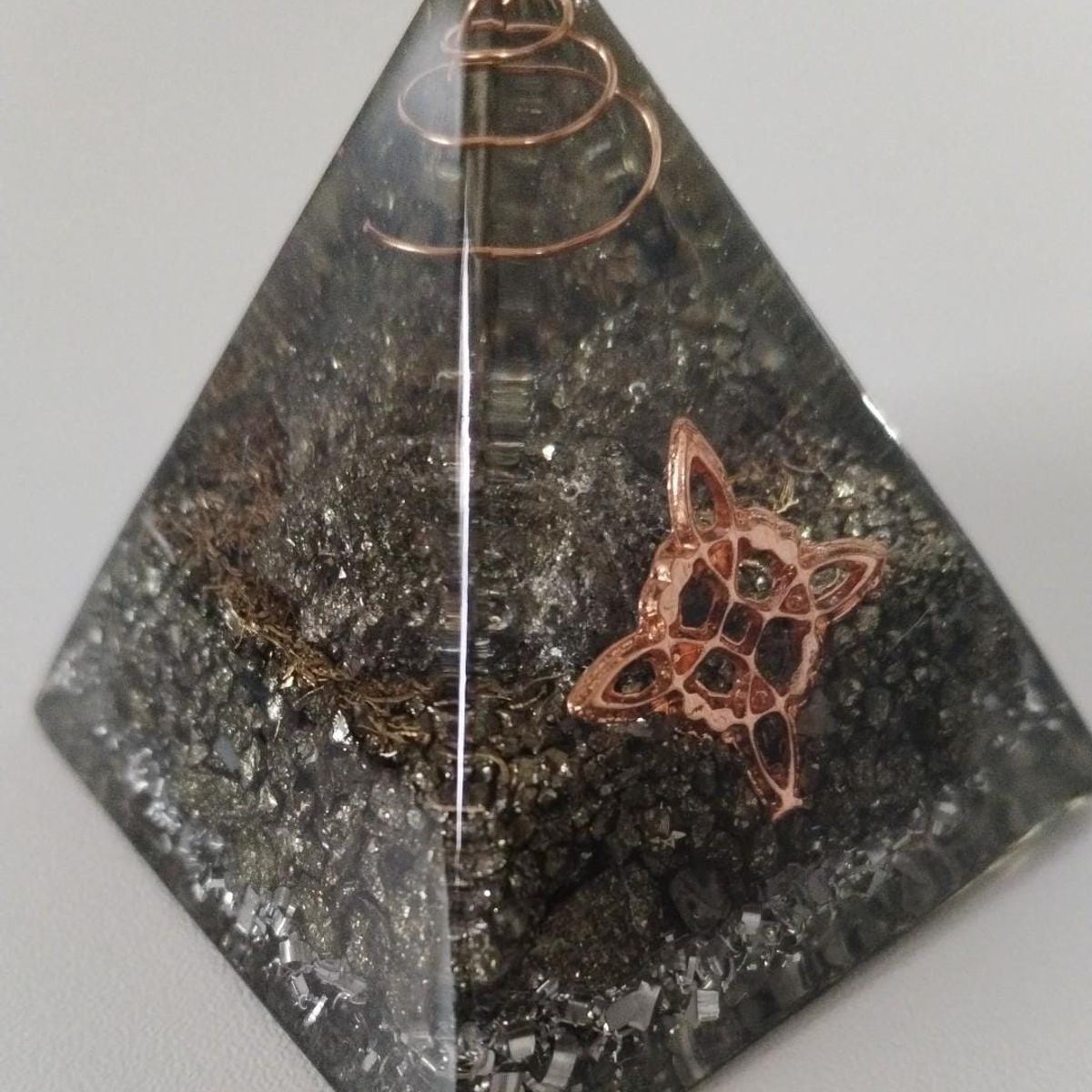 GENERICO - PIRAMIDE ORGONITA MEDIANO DE PIRITA  ABUNDANCIA,CURACION,ENERGIA