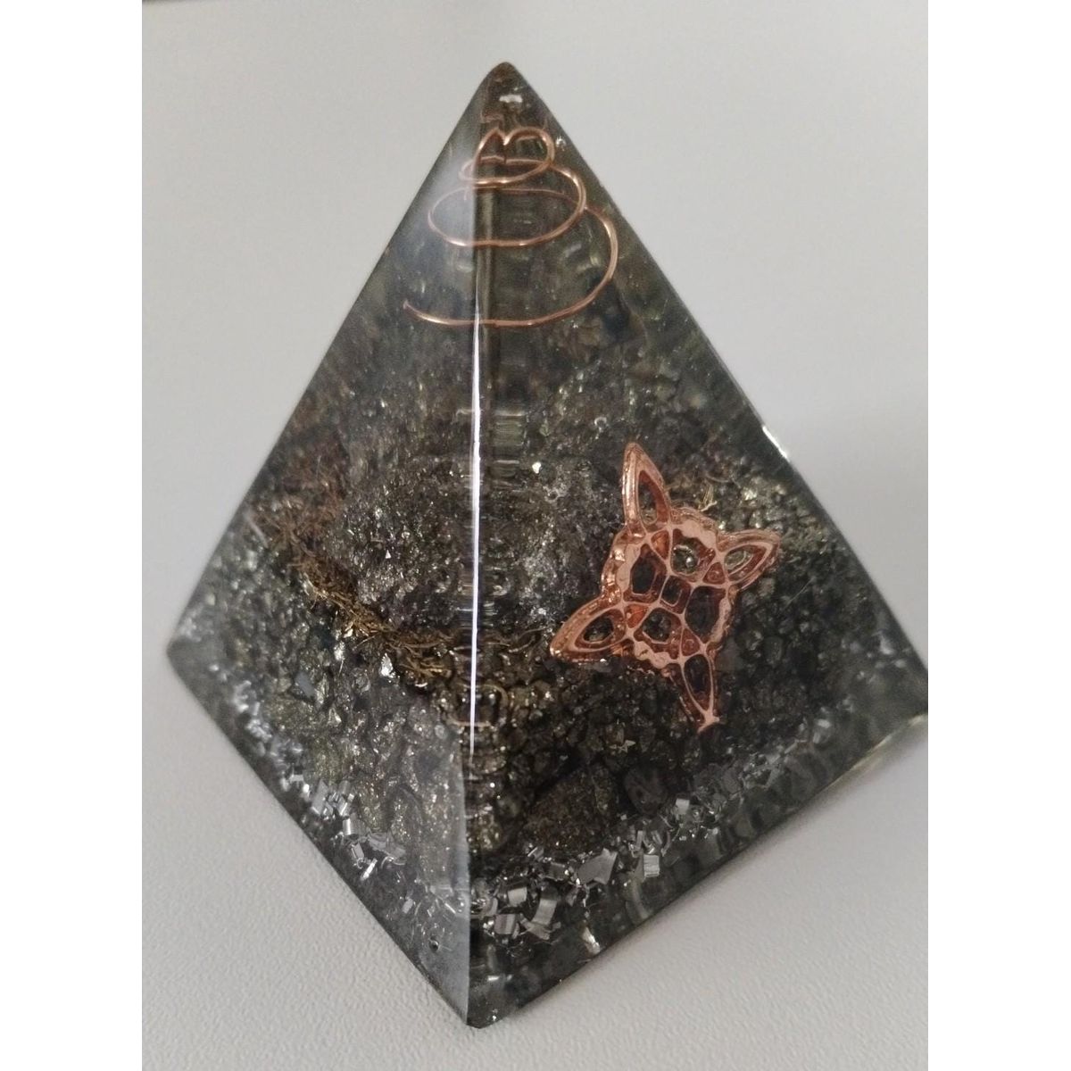 GENERICO - PIRAMIDE ORGONITA MEDIANO DE PIRITA  ABUNDANCIA,CURACION,ENERGIA