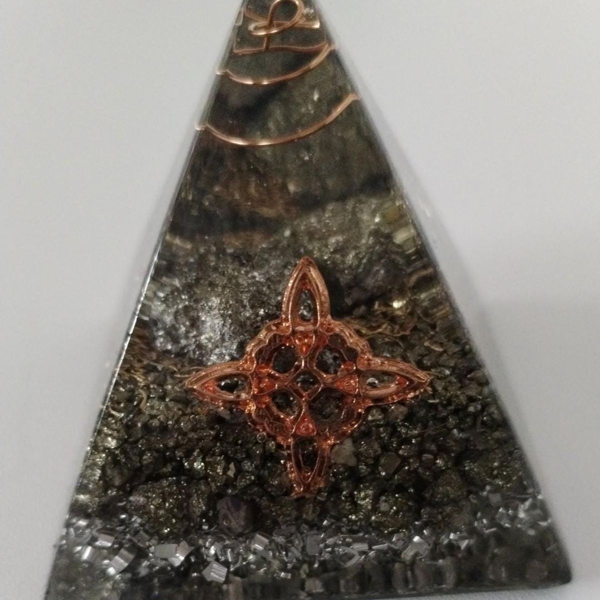 GENERICO - PIRAMIDE ORGONITA MEDIANO DE PIRITA  ABUNDANCIA,CURACION,ENERGIA