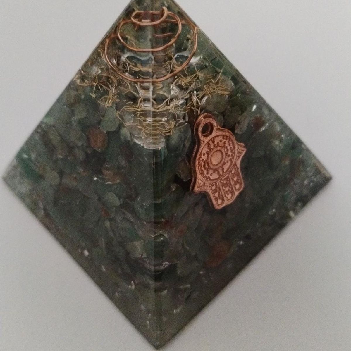 GENERICO - PIRAMIDE ORGONITA MEDIANO CON CUARZO JADE SABIDURIAPROTECCIONSUERTE