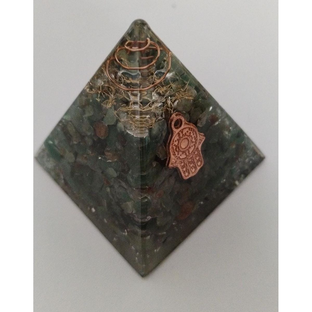 GENERICO - PIRAMIDE ORGONITA MEDIANO CON CUARZO JADE SABIDURIAPROTECCIONSUERTE